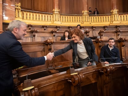 El alcalde de Barcelona, Jaume Collboni, saluda a Elisenda Alamany de ERC, durante el inicio del pleno del Ayuntamiento en una imagen de archivo. EFE/Marta Pérez