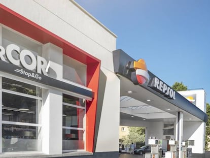 Una estación de servicio Repsol con una tienda Supercor Stop&Go-