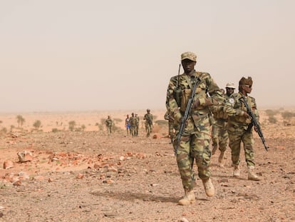 Patrulla de un grupo de militares en Burkina Faso, en febrero de 2019.