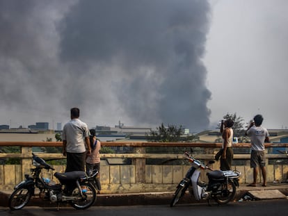 Una columna de humo sale de la zona industrial de Hlaing Thar Yar, en Yangón, la capital birmana, este domingo.