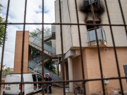 Seis personas han fallecido en el incendio de una residencia de ancianos de Moncada (Valencia), cuyas causas se investigan.En la imagen, miembros de la Guardia Civil y bomberos en las instalaciones a primera hora.