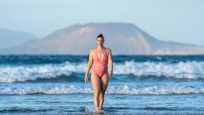 La nadadora húngara en la playa de Famara, en Lanzarote.
