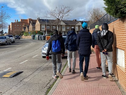 Un pequeño grupo de los migrantes acogidos en un cuartel de Alcalá de Henares (Madrid) se dirigía este jueves a unas pistas deportivas a jugar al baloncesto.
