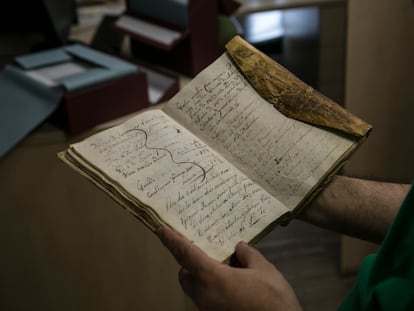 El documento más antiguo del Archivo de Escrituras Cotidianas es un libro de cuentas, escrito en el siglo XIX, perteneciente a la familia Díaz, de Talamanca del Jarama (Madrid).