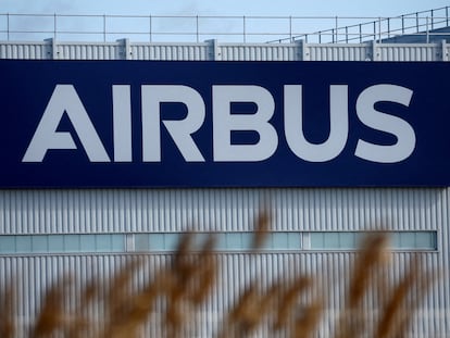 Logo de Airbus en sus instalaciones de Montoir-de-Bretagne, cerca de Saint-Nazaire (Francia).