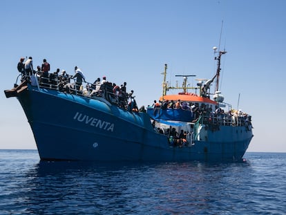 El buque 'Iuventa' durante unas labores de rescate de migrantes en el Mediterráneo en 2016.