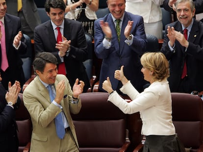 En el centro, Ignacio González aplaude a Esperanza Aguirre en 2007, durante el acto de investidura de la entonces líder del PP de Madrid como presidenta autonómica.