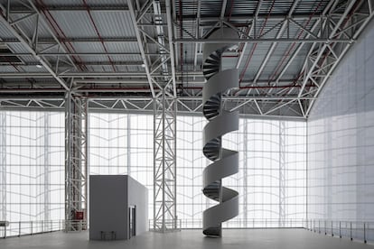 La escalera de caracol, formada por una sola pieza, es el único elemento curvo y escultórico del nuevo centro logístico de la compañía textil.