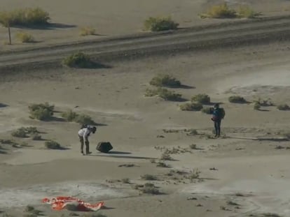 Dos miembros del personal de la NASA examinaban la cápsula de la nave 'OSIRIS-REx' que aterrizó este domingo en el desierto de Utah con muestras del asteroide Bennu.