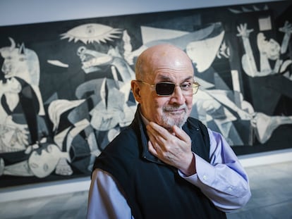 Salman Rushdie, en el Museo de Arte Moderno Reina Sofía, en Madrid, visitando el 'Guernica'.
