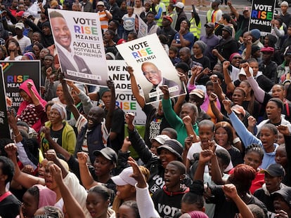 Manifestación de simpatizantes del partido Rise Mzansi. el día 22 en Ciudad del Cabo.