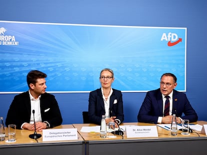 La candidata del partido de ultraderecha alemán Alternativa para Alemania (AfD), Alice Weidel, y los responsables del partido, tras conocerse los resultados de las pasadas elecciones europeas. EFE