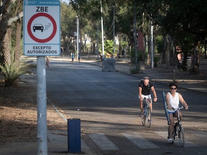 Un hombre y una mujer circulan en bicicleta por la nueva zona de bajas emisiones de La Línea de la Concepción (Cádiz).