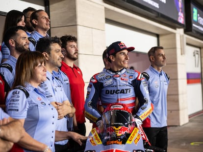 Marc Márquez, rodeado por los miembros del equipo Gresini.