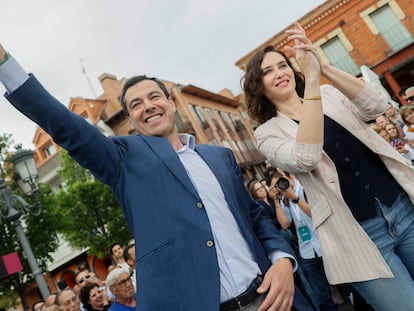 La presidenta de la Comunidad de Madrid, Isabel Díaz Ayuso, interviene en un acto acompañada del presidente del PP de Andalucía y de la Junta, Juanma Moreno, este viernes en Fuenlabrada, Madrid.