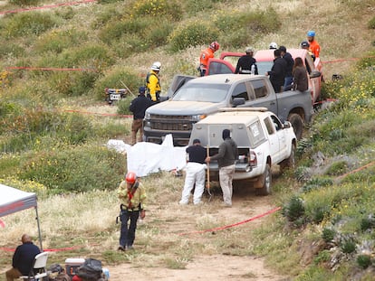 Peritos forenses trabajan en la zona donde se localizaron los cuerpos de tres turistas en Santo Tomas, Ensenada (México).