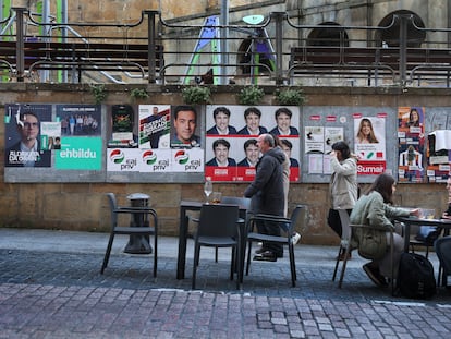Carteles electorales, el jueves en Eibar (Gipuzkoa).
