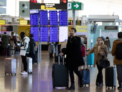 Varios viajeros, a finales de diciembre en la terminal 1 del Aeropuerto Josep Tarradellas Barcelona-El Prat.