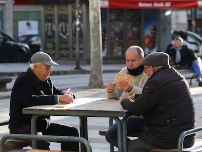 Un grupo de personas mayores juega a las cartas en Madrid.