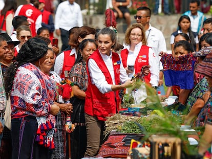 La reina Letizia conversa con mujeres indígenas que participan en los talleres de capacitación y emprendimiento que impulsa cooperación española, este jueves durante su visita a la localidad guatemalteca de San José de Chacayá.