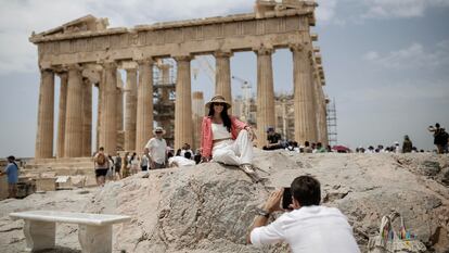 Turistes fent-se fotos a l'Acròpolis d'Atenes.