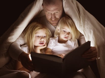 La lectura antes de irse a la cama es una actividad que relaja a los menores.