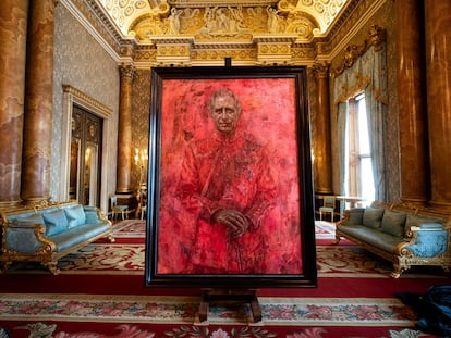 El retrato de Carlos de Inglaterra, realizado por Jonathan Yeo, expuesto en el palacio de Buckingham, este martes 14 de mayo.