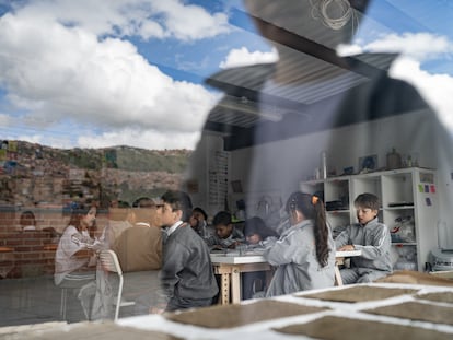 Estudiantes en el salón de arte de la escuela internacional Still I Rise, en Ciudad Bolívar (Bogotá).