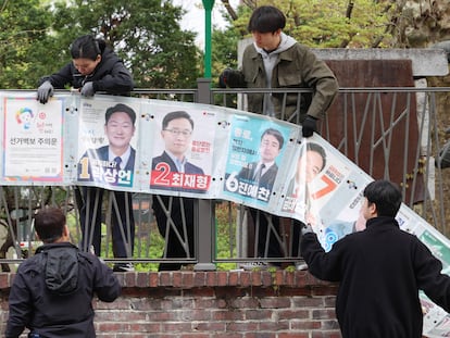 Retirada de carteles electorales, puestos para las elecciones legislativas de Corea del Sur, en Seúl, el 11 de abril.