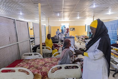 Tras más de un año de ataques contra instalaciones sanitarias en Sudán, el sistema de salud del país apenas funciona, lo que ha privado a la población de cuidados vitales. A menudo, los más afectados son los desplazados, que no pueden acceder a los servicios sanitarios ni comprar medicinas tras perder sus casas, pertenencias y medios de subsistencia. En Zalingei, los equipos de MSF prestan atención secundaria en el hospital universitario de Zalingei y apoyan al Ministerio de Salud con formación e incentivos para el personal. En abril, los equipos de la ONG reabrieron los servicios de urgencias, maternidad, alimentación terapéutica y pediatría.