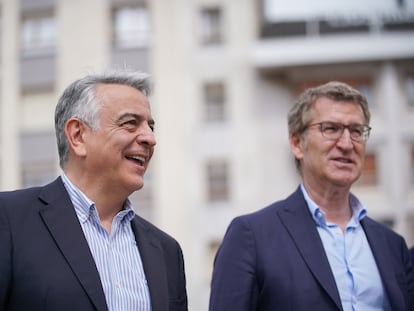 El presidente del PP del País Vasco y candidato a lehendakari, Javier de Andrés (izquierda), y el presidente del PP, Alberto Núñez Feijóo, en un acto de campaña electoral del PP vasco el 8 de abril, en Vitoria (Álava).