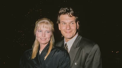 Lisa Niemi y Patrick Swayze, en una fiesta de Navidad en Beverly Hills, California, el 18 de diciembre de 1988.