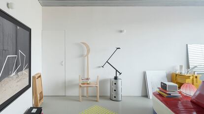 En la estancia principal, silla Luna, de Casa Antillón, y cesta de Tornasol Studio. El suelo es industrial.