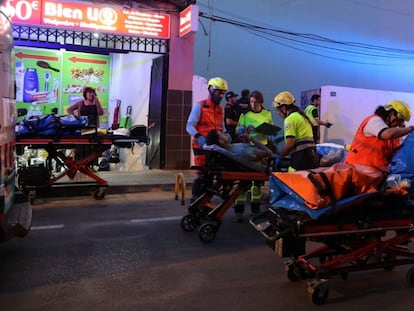 Los servicios de emergencia evacúan este jueves a los heridos en la Playa de Palma (Mallorca).
