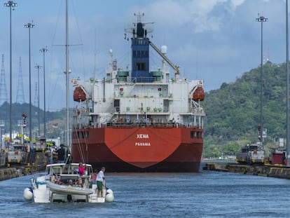 Un barco dentro de las esclusas de Miraflores (Panamá).