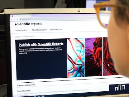 Una mujer consulta la web de 'Scientific Reports', la revista que más estudios publica cada año: unos 22.000 artículos en 2022.