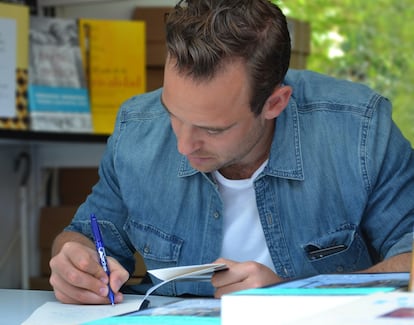 Joel Dicker firmando en 2017 en la Feria del Libro de Madrid.