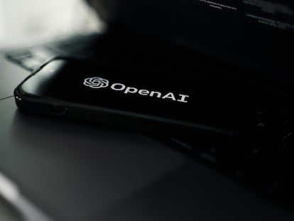 Logo de OpenAI  en un teléfono