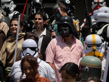 Un grupo de fans celebran el Star Wars Day, un día no oficial pero abrazado por su comunidad, en Ciudad de México el 4 de mayo en 2024.