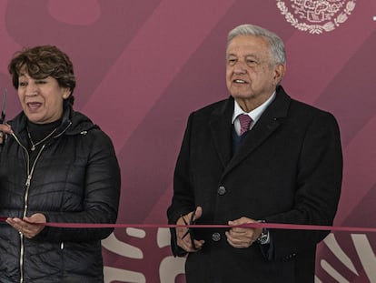 López Obrador inaugura la Megafarmacia del Bienestar junto a Delfina Gómez, el 29 de diciembre de 2023, en Huehuetoca (Estado de México).