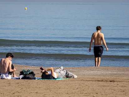Bañistas en una playa valenciana.