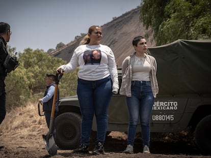 La madre buscadora Cecilia Flores durante una jornada de búsqueda entre lass alcaldías Iztapalapa y Tláhuac (Ciudad de México), en mayo de 2024.