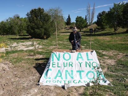 Un cartel de protesta contra el cantón en medio de la parcela en el barrio de Montecarmelo, donde se proyecta la instalación de limpieza.