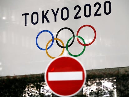 El logo de los juegos de Tokio 2020, junto a una señal de prohibido. Issei Kato/REUTERS
