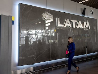 Una azafata llega a la terminal de Latam Airlines en el Aeropuerto Internacional Arturo Merino Benítez, en Santiago.