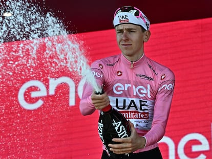 Tadej Pogacar celebra después de la novena etapa del Giro de Italia.
