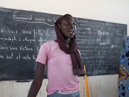 Una niña recita un poema tras participar en el taller de 'slam poetry' para jóvenes desplazadas en la región del Lago Chad.