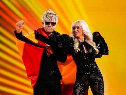 María "Mery" Bas y Mark Dasousa, de Nebulossa, durante su paseo inaugural por el escenario de la gran final de Eurovisión 2024.