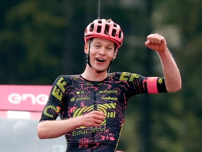 Georg Steinhauser celebra feliz su victoria en el Passo Brocon.