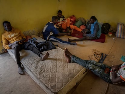 De izquierda a derecha: Bacar Soumaré, Issa Sakho, Mamadou Traoré, Dahabass Soumaré y Yaye Yambess, migrantes malienses en la habitación que comparten en el barrio de Bagdad en Nuadibú (Mauritania).